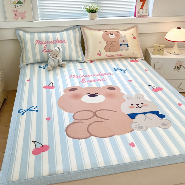 91家纺网 家纺一手货源 找家纺 博雅 2025新款miiiiichan正版权A类大版数码印花1200D冰丝凉席席子 樱桃小熊