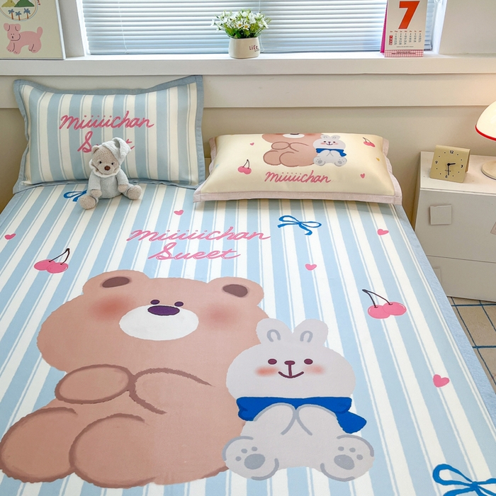 91家纺网 家纺一手货源 找家纺 博雅 2025新款miiiiichan正版权A类大版数码印花1200D冰丝凉席席子 樱桃小熊