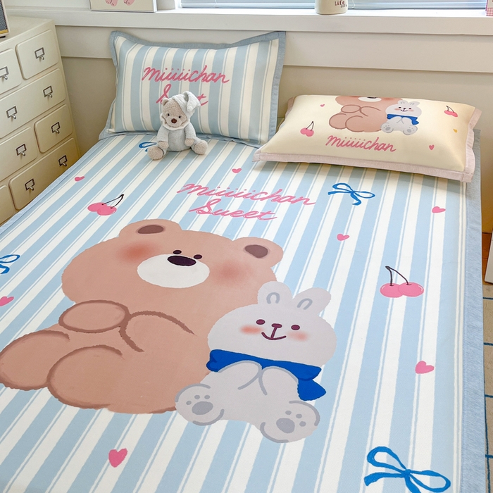 91家纺网 家纺一手货源 找家纺 博雅 2025新款miiiiichan正版权A类大版数码印花1200D冰丝凉席席子 樱桃小熊