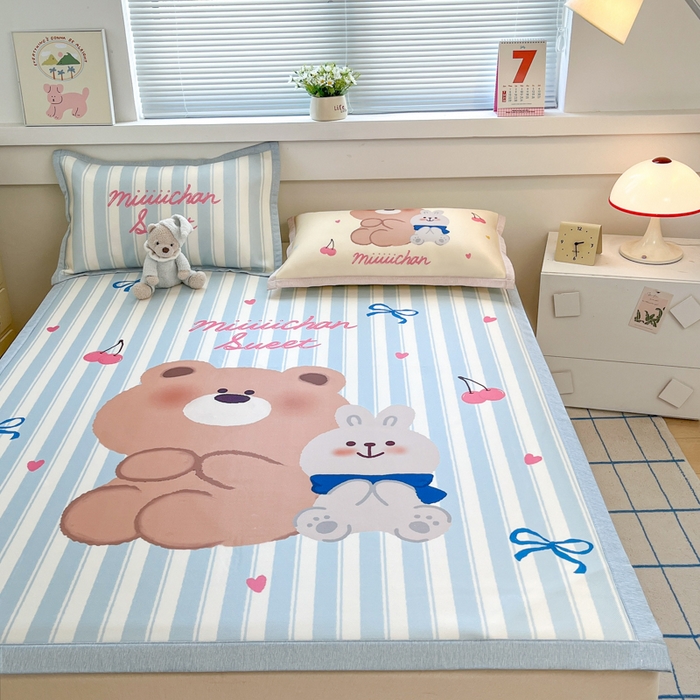 91家纺网 家纺一手货源 找家纺 博雅 2025新款miiiiichan正版权A类大版数码印花1200D冰丝凉席席子 樱桃小熊