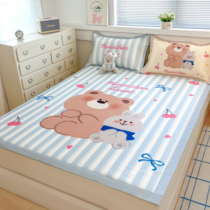 91家纺网 家纺一手货源 找家纺 博雅 2025新款miiiiichan正版权A类大版数码印花1200D冰丝凉席席子 樱桃小熊