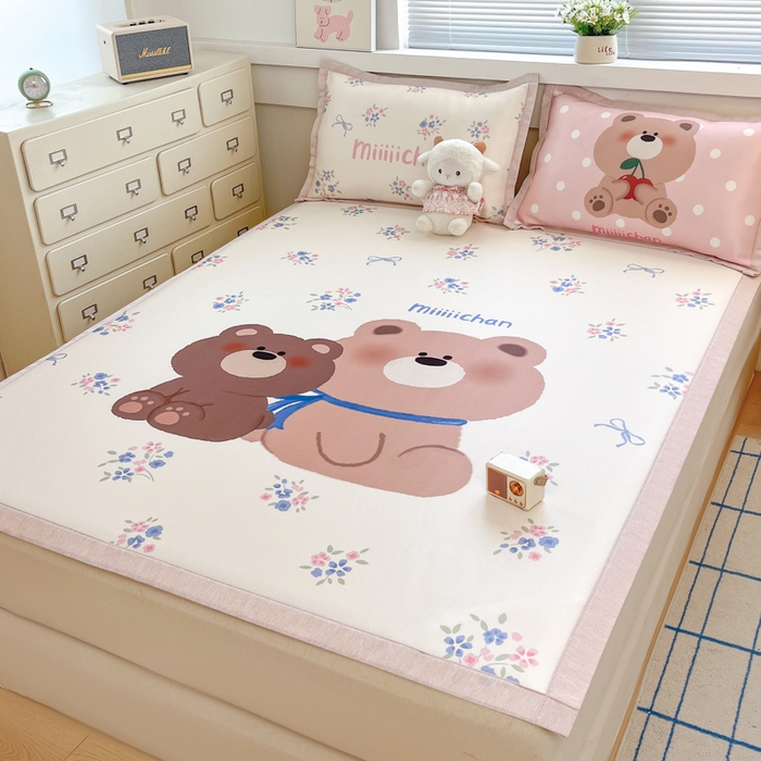 91家纺网 家纺一手货源 找家纺 博雅 2025新款miiiiichan正版权A类大版数码印花1200D冰丝凉席席子 花束熊