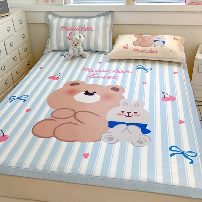 91家纺网 家纺一手货源 找家纺 博雅 2025新款miiiiichan正版权A类大版数码印花1200D冰丝凉席席子 樱桃小熊