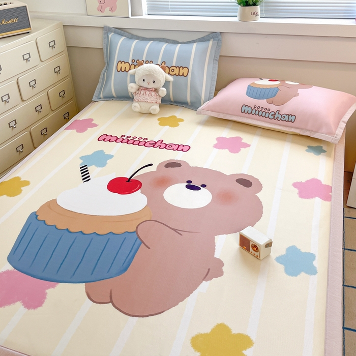 91家纺网 家纺一手货源 找家纺 博雅 2025新款miiiiichan正版权A类大版数码印花1200D冰丝凉席席子 奶油小熊