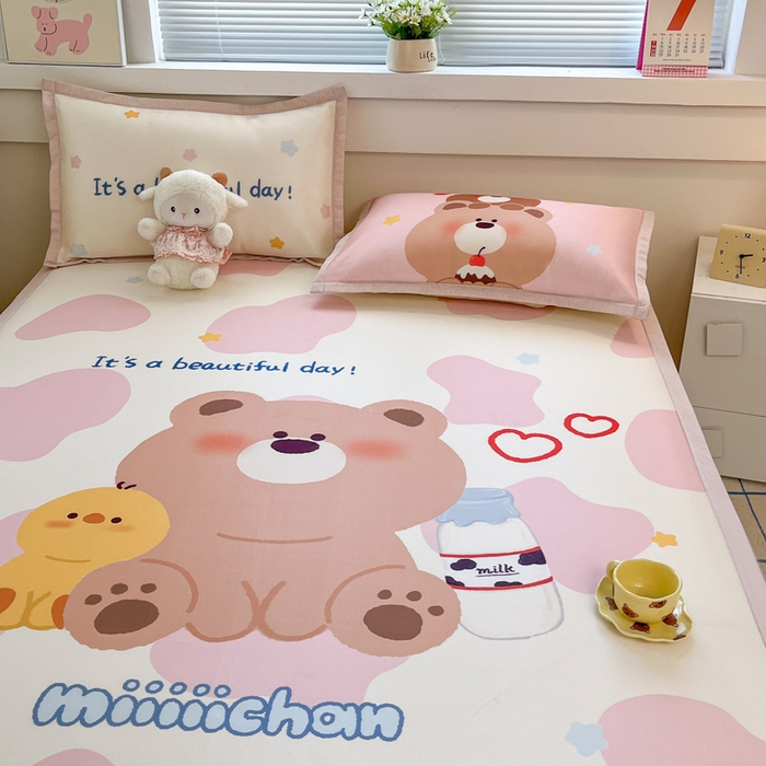 91家纺网 家纺一手货源 找家纺 博雅 2025新款miiiiichan正版权A类大版数码印花1200D冰丝凉席席子 牛奶小熊