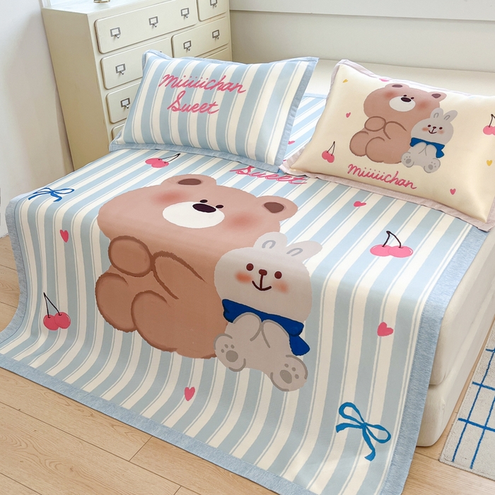 91家纺网 家纺一手货源 找家纺 博雅 2025新款miiiiichan正版权A类大版数码印花1200D冰丝凉席席子 樱桃小熊