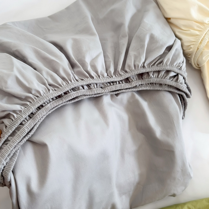 91家纺网 家纺一手货源 找家纺 兜米家居 2025新款亚朵星球同款简约纯色全棉床笠床罩＋枕套 薄雾灰