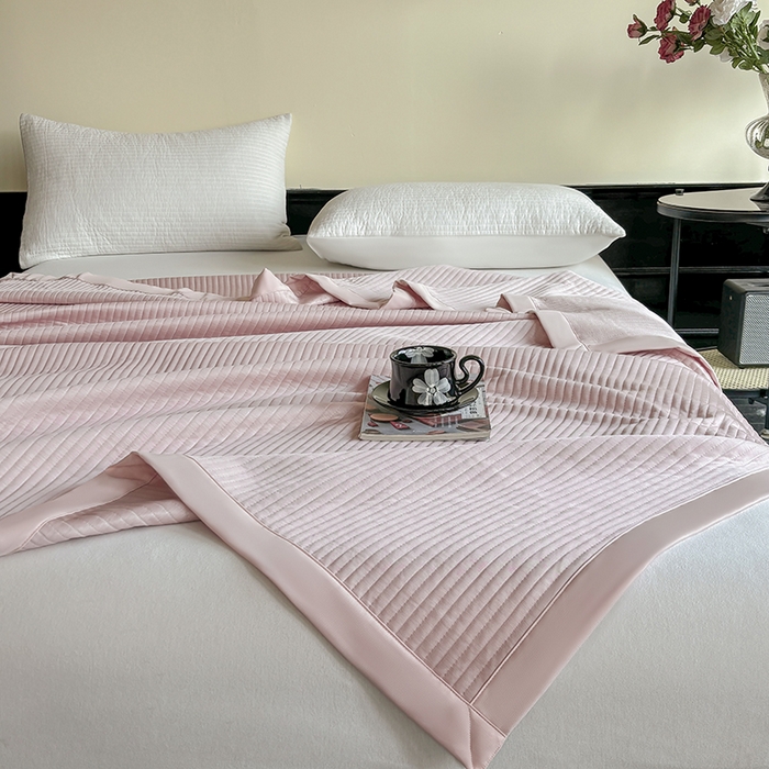 91家纺网 家纺一手货源 找家纺 金艾草 2025新款冰丝绸夏凉被 冰丝绸-嫩粉