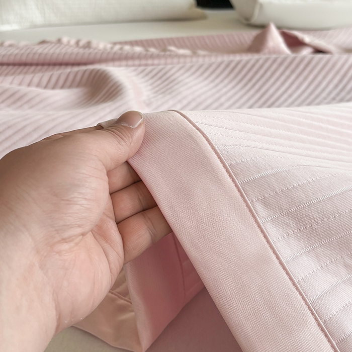 91家纺网 家纺一手货源 找家纺 金艾草 2025新款冰丝绸夏凉被 冰丝绸-嫩粉