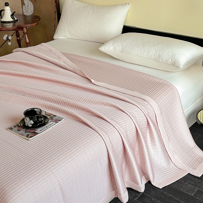 91家纺网 家纺一手货源 找家纺 金艾草 2025新款冰丝绸夏凉被 冰丝绸-嫩粉