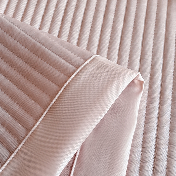 91家纺网 家纺一手货源 找家纺 金艾草 2025新款冰丝绸夏凉被 冰丝绸-嫩粉