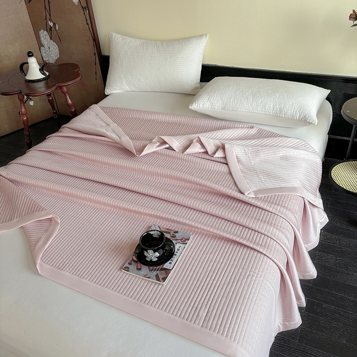 91家纺网 家纺一手货源 找家纺 金艾草 2025新款冰丝绸夏凉被 冰丝绸-嫩粉