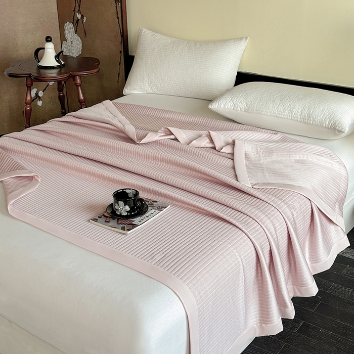 91家纺网 家纺一手货源 找家纺 金艾草 2025新款冰丝绸夏凉被 冰丝绸-嫩粉