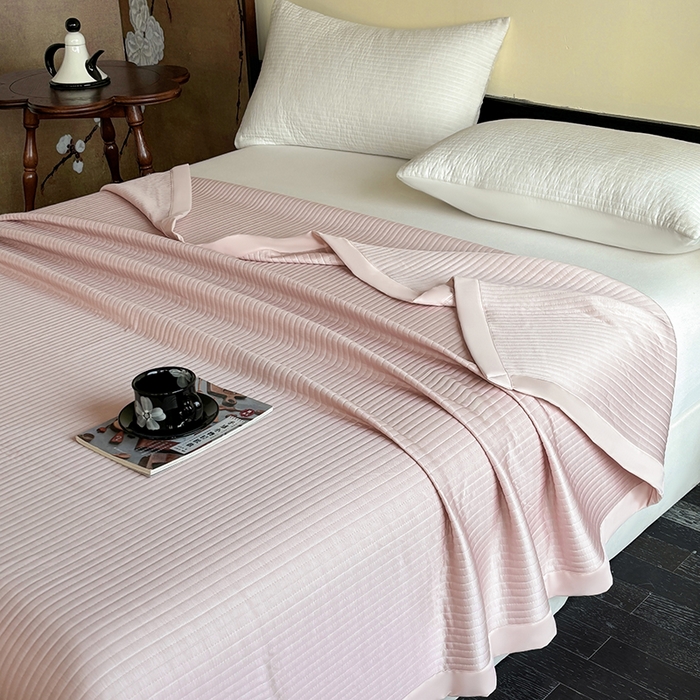 91家纺网 家纺一手货源 找家纺 金艾草 2025新款冰丝绸夏凉被 冰丝绸-嫩粉