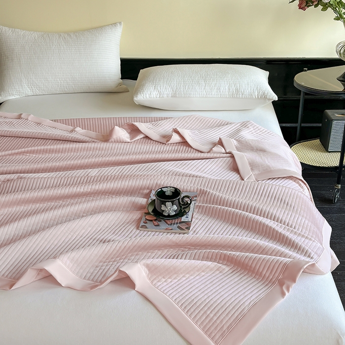 91家纺网 家纺一手货源 找家纺 金艾草 2025新款冰丝绸夏凉被 冰丝绸-嫩粉