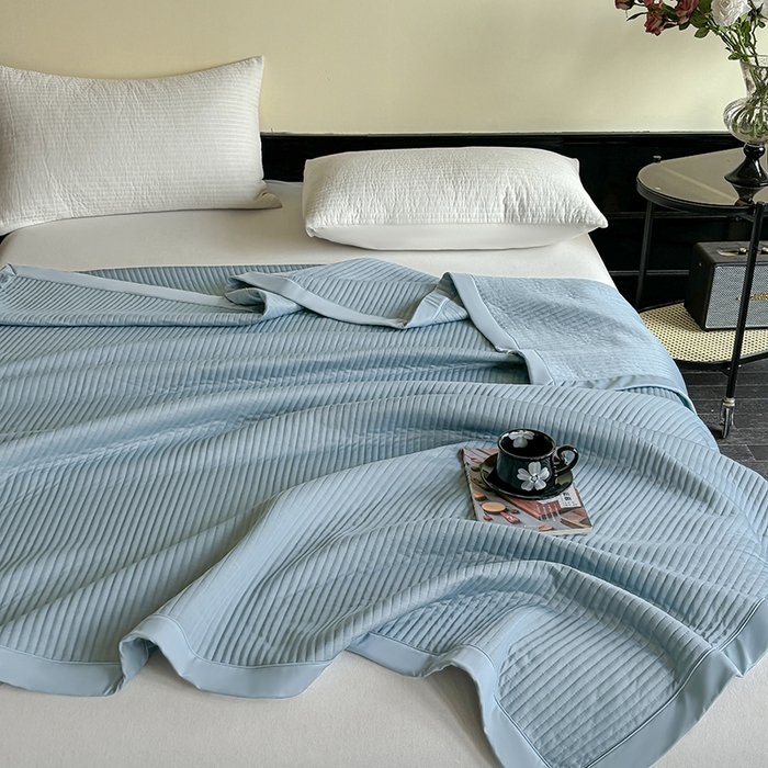 91家纺网 家纺一手货源 找家纺 金艾草 2025新款冰丝绸夏凉被 冰丝绸-蓝色