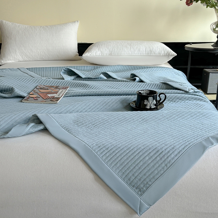 91家纺网 家纺一手货源 找家纺 金艾草 2025新款冰丝绸夏凉被 冰丝绸-蓝色