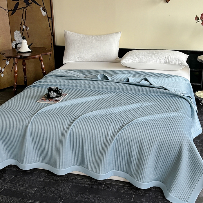 91家纺网 家纺一手货源 找家纺 金艾草 2025新款冰丝绸夏凉被 冰丝绸-蓝色