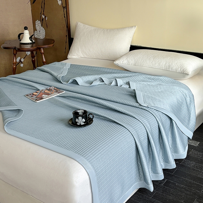 91家纺网 家纺一手货源 找家纺 金艾草 2025新款冰丝绸夏凉被 冰丝绸-蓝色