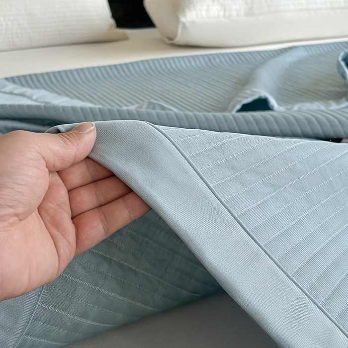 91家纺网 家纺一手货源 找家纺 金艾草 2025新款冰丝绸夏凉被 冰丝绸-蓝色