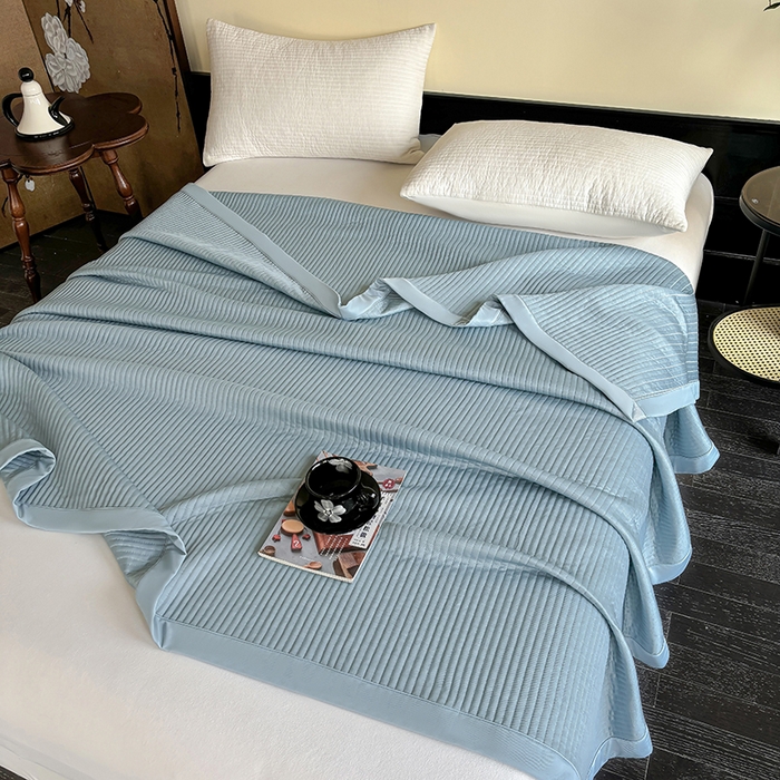 91家纺网 家纺一手货源 找家纺 金艾草 2025新款冰丝绸夏凉被 冰丝绸-蓝色