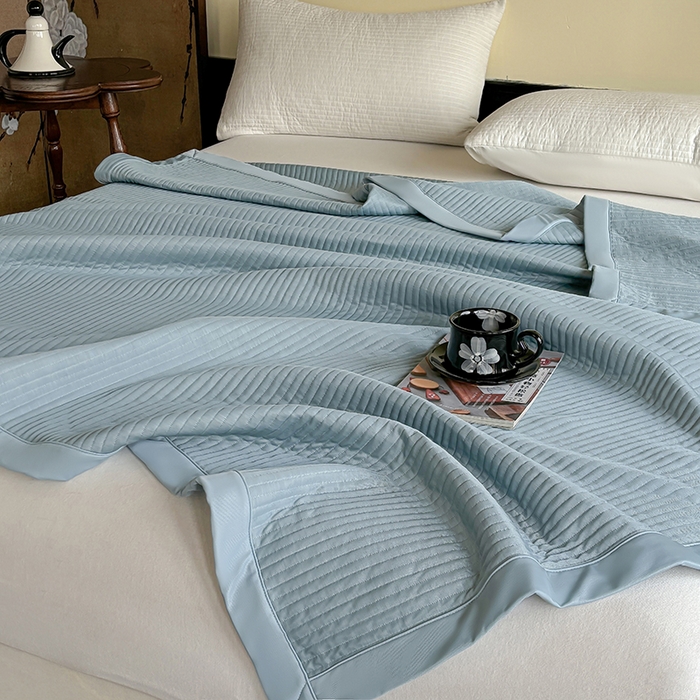 91家纺网 家纺一手货源 找家纺 金艾草 2025新款冰丝绸夏凉被 冰丝绸-蓝色