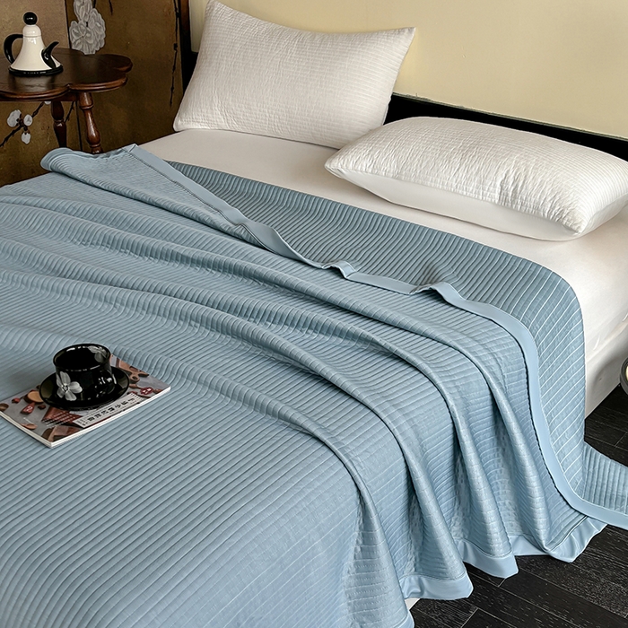 91家纺网 家纺一手货源 找家纺 金艾草 2025新款冰丝绸夏凉被 冰丝绸-蓝色