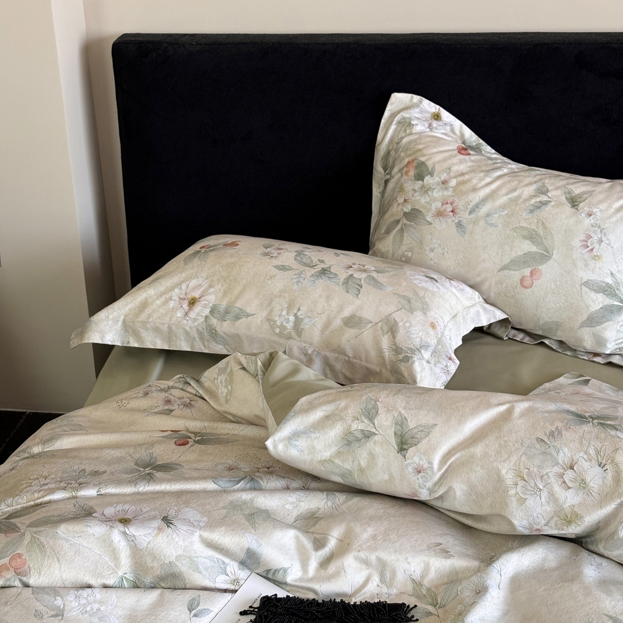 91家纺网 家纺一手货源 找家纺 鹿班家居 2025新款60S莱赛尔数码印花四件套-细雨润青（标准会员-20） 细雨润青-青色