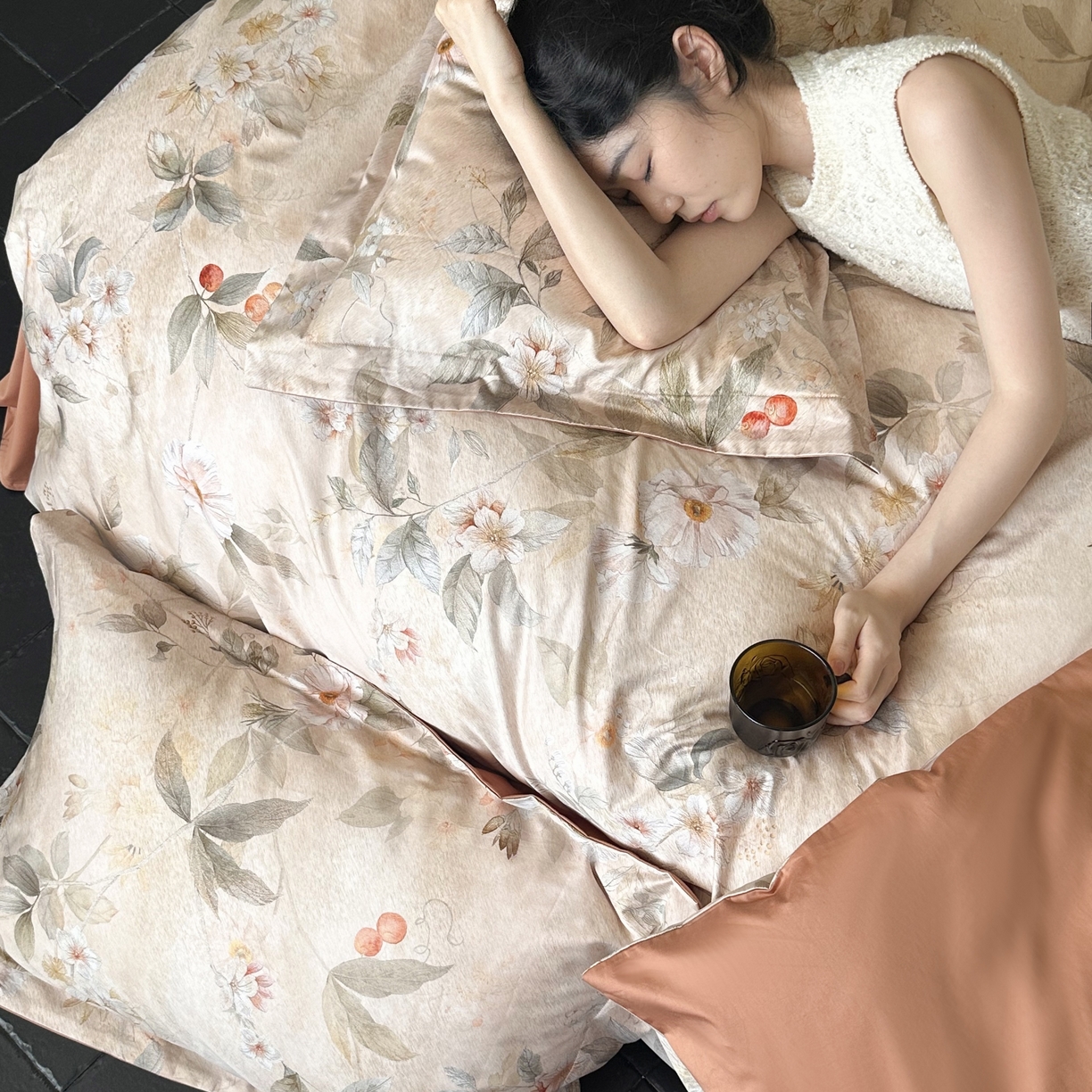 91家纺网 家纺一手货源 找家纺 鹿班家居 2025新款60S莱赛尔数码印花四件套-细雨润青（标准会员-20） 细雨润青-橘色