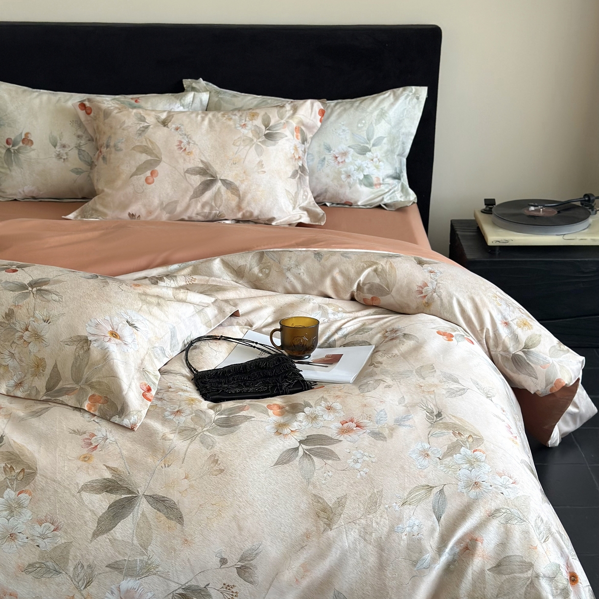 91家纺网 家纺一手货源 找家纺 鹿班家居 2025新款60S莱赛尔数码印花四件套-细雨润青（标准会员-20） 细雨润青-橘色