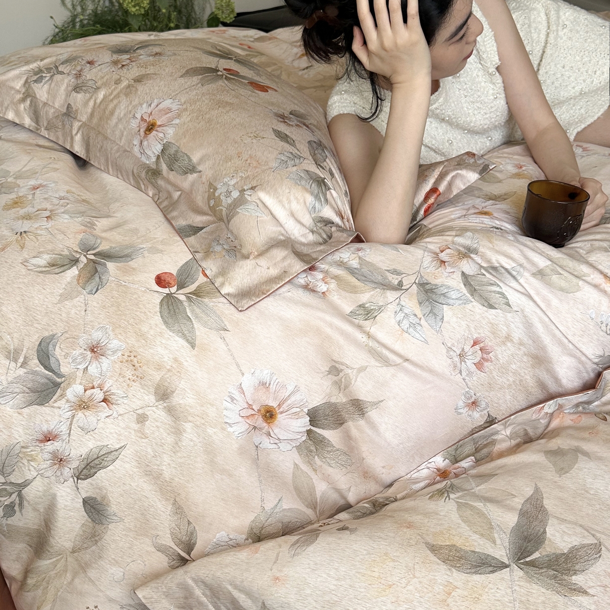 91家纺网 家纺一手货源 找家纺 鹿班家居 2025新款60S莱赛尔数码印花四件套-细雨润青（标准会员-20） 细雨润青-橘色