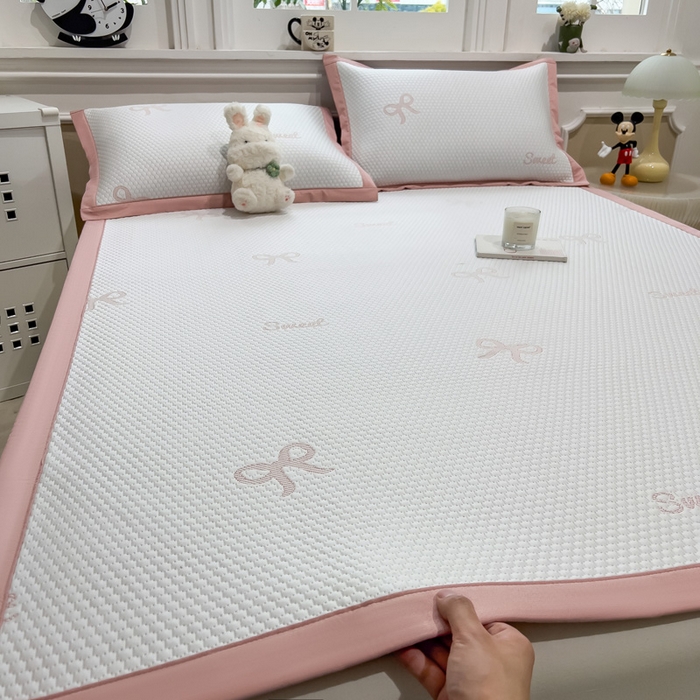 91家纺网 家纺一手货源 找家纺 席世家 2025春夏新款冰豆豆花卉卡通凉席席子 床笠款-蝴蝶结-粉