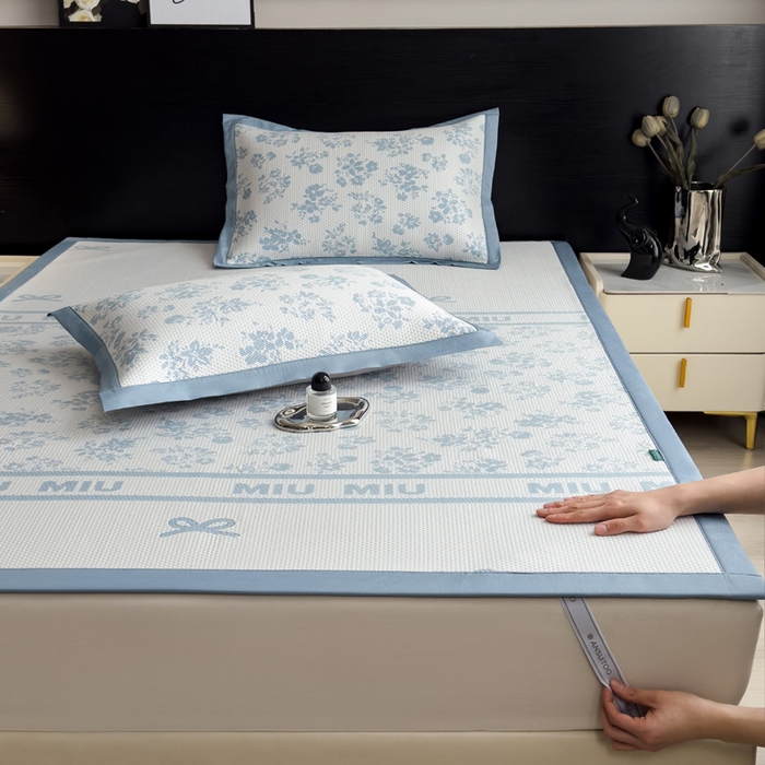 91家纺网 家纺一手货源 找家纺 席世家 2025春夏新款冰豆豆花卉卡通凉席席子 床笠款-缦莎-蓝