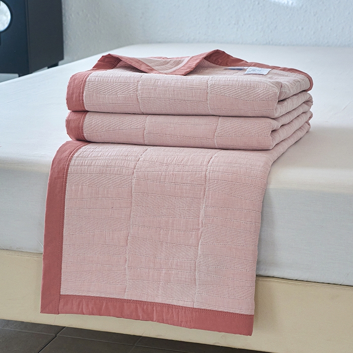 91家纺网 家纺一手货源 找家纺 （总）棠薇家纺 2025新款纯色纱布毯棉毛巾被包边款多功能毯三层纱双层纱夹棉床盖毯子可铺可盖