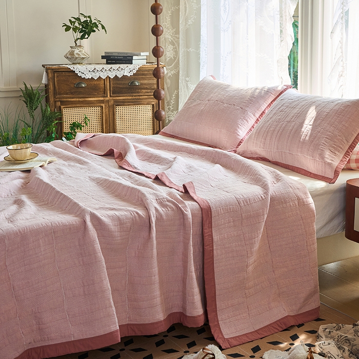 91家纺网 家纺一手货源 找家纺 （总）棠薇家纺 2025新款纯色纱布毯棉毛巾被包边款多功能毯三层纱双层纱夹棉床盖毯子可铺可盖