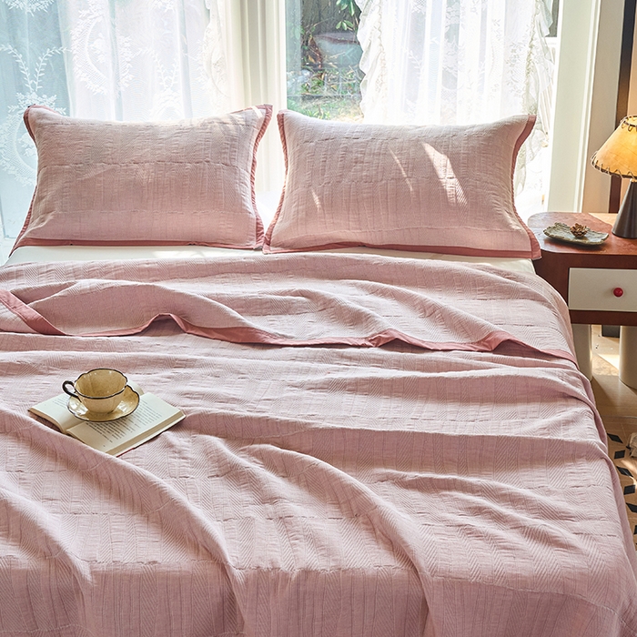 91家纺网 家纺一手货源 找家纺 （总）棠薇家纺 2025新款纯色纱布毯棉毛巾被包边款多功能毯三层纱双层纱夹棉床盖毯子可铺可盖