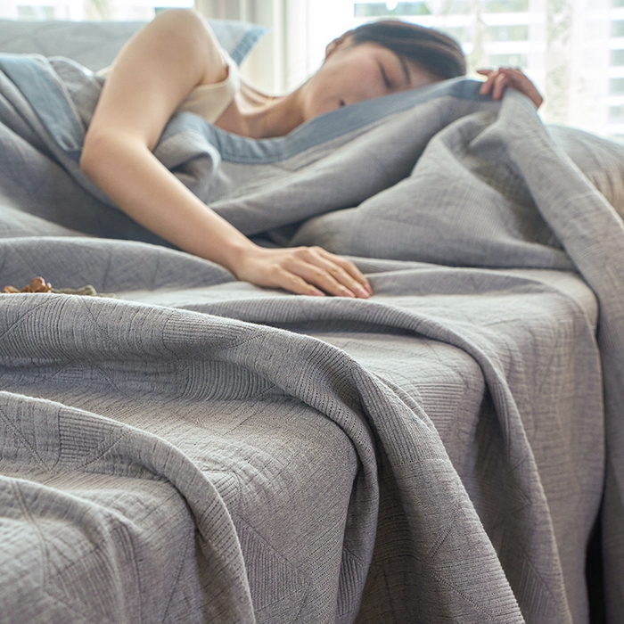 91家纺网 家纺一手货源 找家纺 棠薇家纺 2025新款纯色纱布毯棉毛巾被包边款多功能毯三层纱双层纱夹棉床盖毯子可铺可盖 纯色三角灰