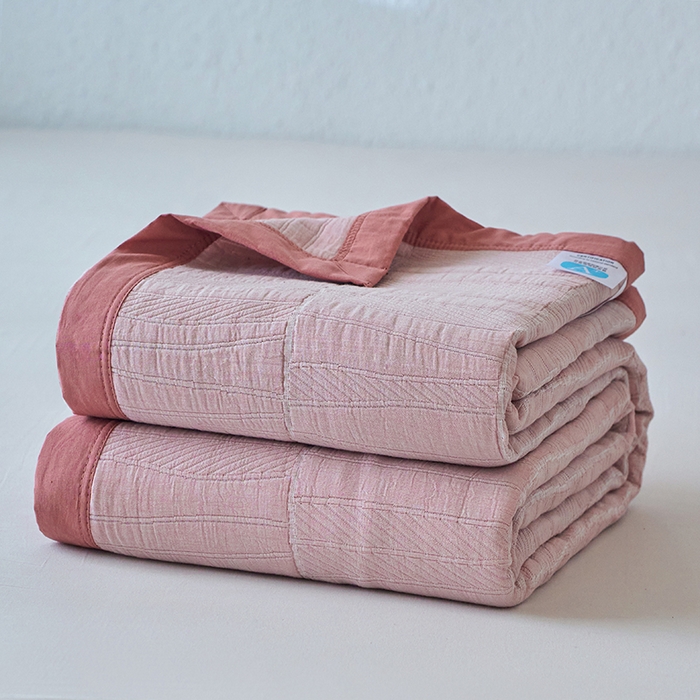 91家纺网 家纺一手货源 找家纺 棠薇家纺 2025新款纯色纱布毯棉毛巾被包边款多功能毯三层纱双层纱夹棉床盖毯子可铺可盖 纯色木兰粉