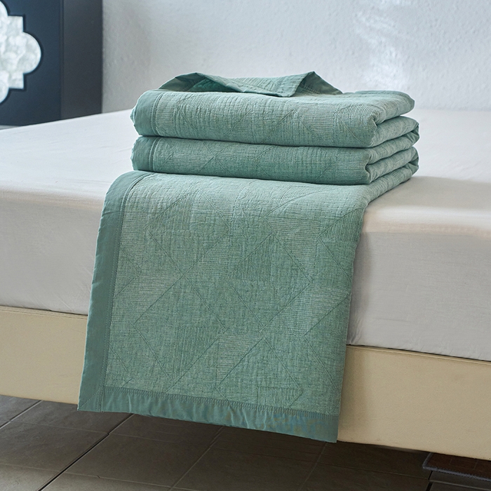 91家纺网 家纺一手货源 找家纺 棠薇家纺 2025新款纯色纱布毯棉毛巾被包边款多功能毯三层纱双层纱夹棉床盖毯子可铺可盖 纯色三角绿