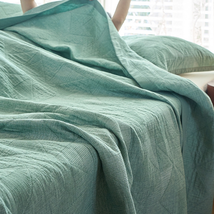 91家纺网 家纺一手货源 找家纺 棠薇家纺 2025新款纯色纱布毯棉毛巾被包边款多功能毯三层纱双层纱夹棉床盖毯子可铺可盖 纯色三角绿