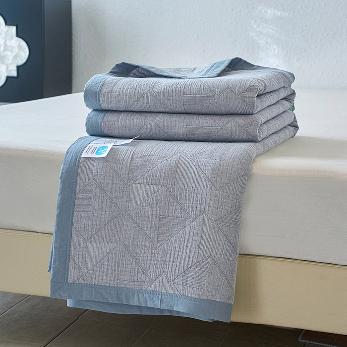 91家纺网 家纺一手货源 找家纺 棠薇家纺 2025新款纯色纱布毯棉毛巾被包边款多功能毯三层纱双层纱夹棉床盖毯子可铺可盖 纯色三角灰