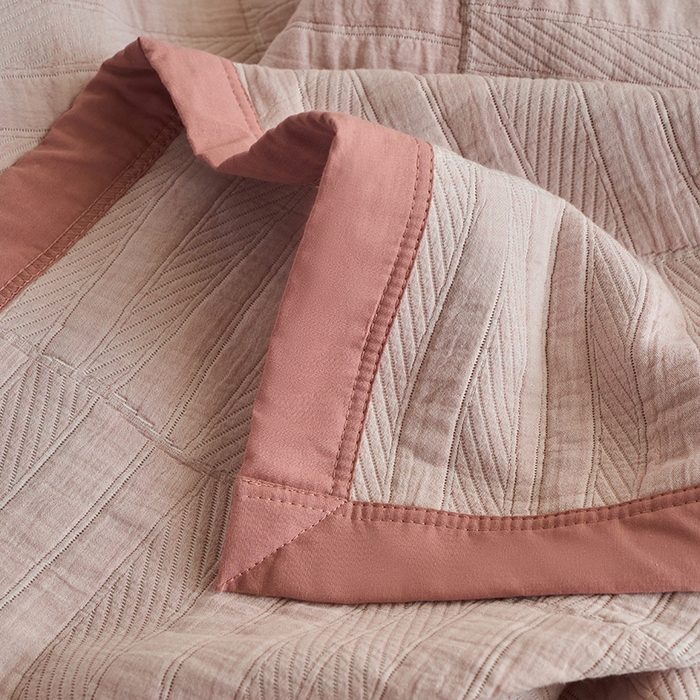 91家纺网 家纺一手货源 找家纺 棠薇家纺 2025新款纯色纱布毯棉毛巾被包边款多功能毯三层纱双层纱夹棉床盖毯子可铺可盖 纯色木兰粉