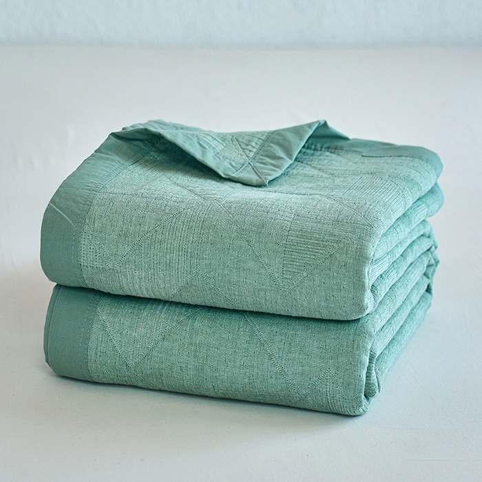 91家纺网 家纺一手货源 找家纺 棠薇家纺 2025新款纯色纱布毯棉毛巾被包边款多功能毯三层纱双层纱夹棉床盖毯子可铺可盖 纯色三角绿