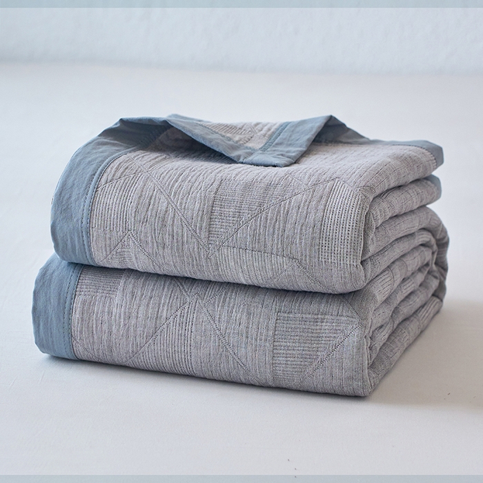 91家纺网 家纺一手货源 找家纺 棠薇家纺 2025新款纯色纱布毯棉毛巾被包边款多功能毯三层纱双层纱夹棉床盖毯子可铺可盖 纯色三角灰
