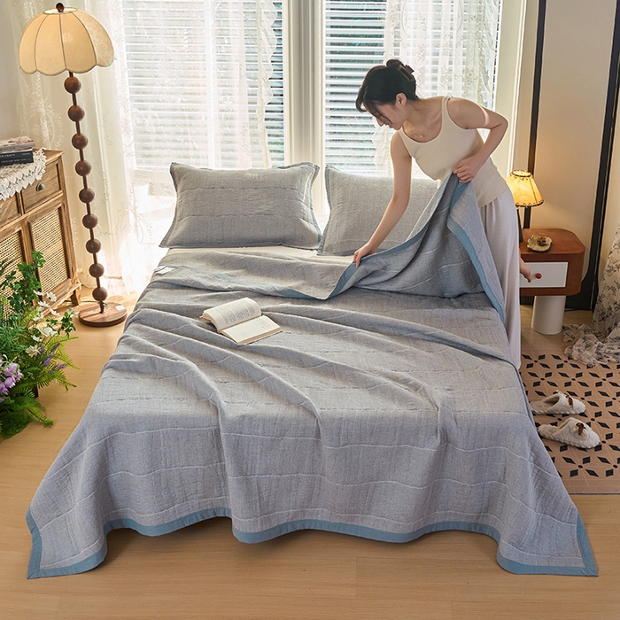 91家纺网 家纺一手货源 找家纺 棠薇家纺 2025新款纯色纱布毯棉毛巾被包边款多功能毯三层纱双层纱夹棉床盖毯子可铺可盖 纯色木兰灰