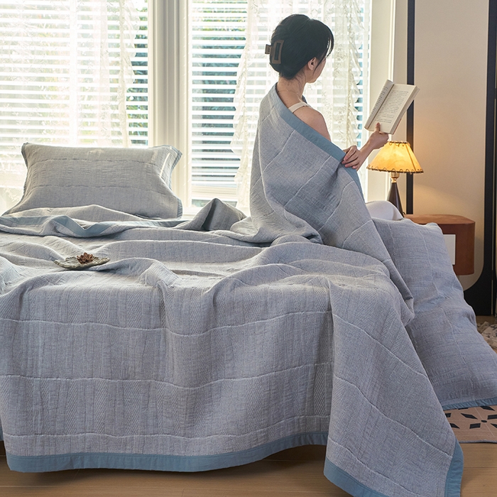 91家纺网 家纺一手货源 找家纺 棠薇家纺 2025新款纯色纱布毯棉毛巾被包边款多功能毯三层纱双层纱夹棉床盖毯子可铺可盖 纯色木兰灰