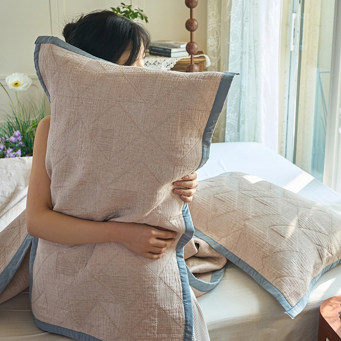 91家纺网 家纺一手货源 找家纺 棠薇家纺 2025新款纯色纱布毯棉毛巾被包边款多功能毯三层纱双层纱夹棉床盖毯子可铺可盖 纯色三角驼