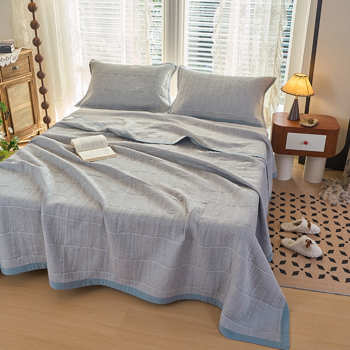 91家纺网 家纺一手货源 找家纺 棠薇家纺 2025新款纯色纱布毯棉毛巾被包边款多功能毯三层纱双层纱夹棉床盖毯子可铺可盖 纯色木兰灰