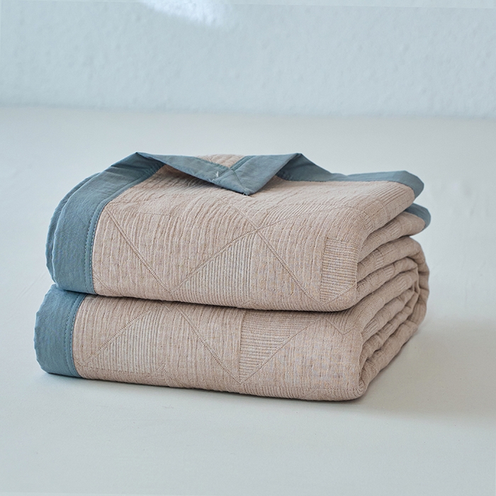 91家纺网 家纺一手货源 找家纺 棠薇家纺 2025新款纯色纱布毯棉毛巾被包边款多功能毯三层纱双层纱夹棉床盖毯子可铺可盖 纯色三角驼