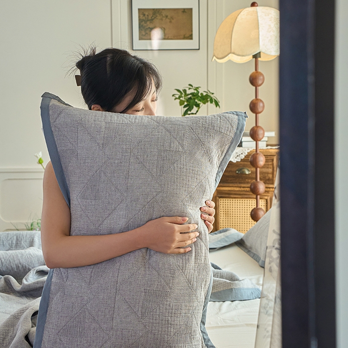 91家纺网 家纺一手货源 找家纺 棠薇家纺 2025新款纯色纱布毯棉毛巾被包边款多功能毯三层纱双层纱夹棉床盖毯子可铺可盖 纯色三角灰